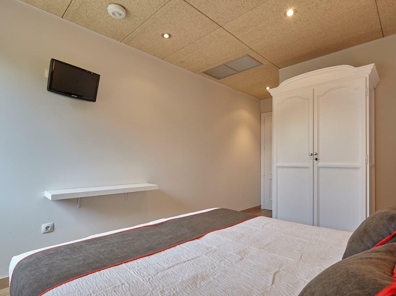 Hostal Nobadis Cervera  Luaran gambar